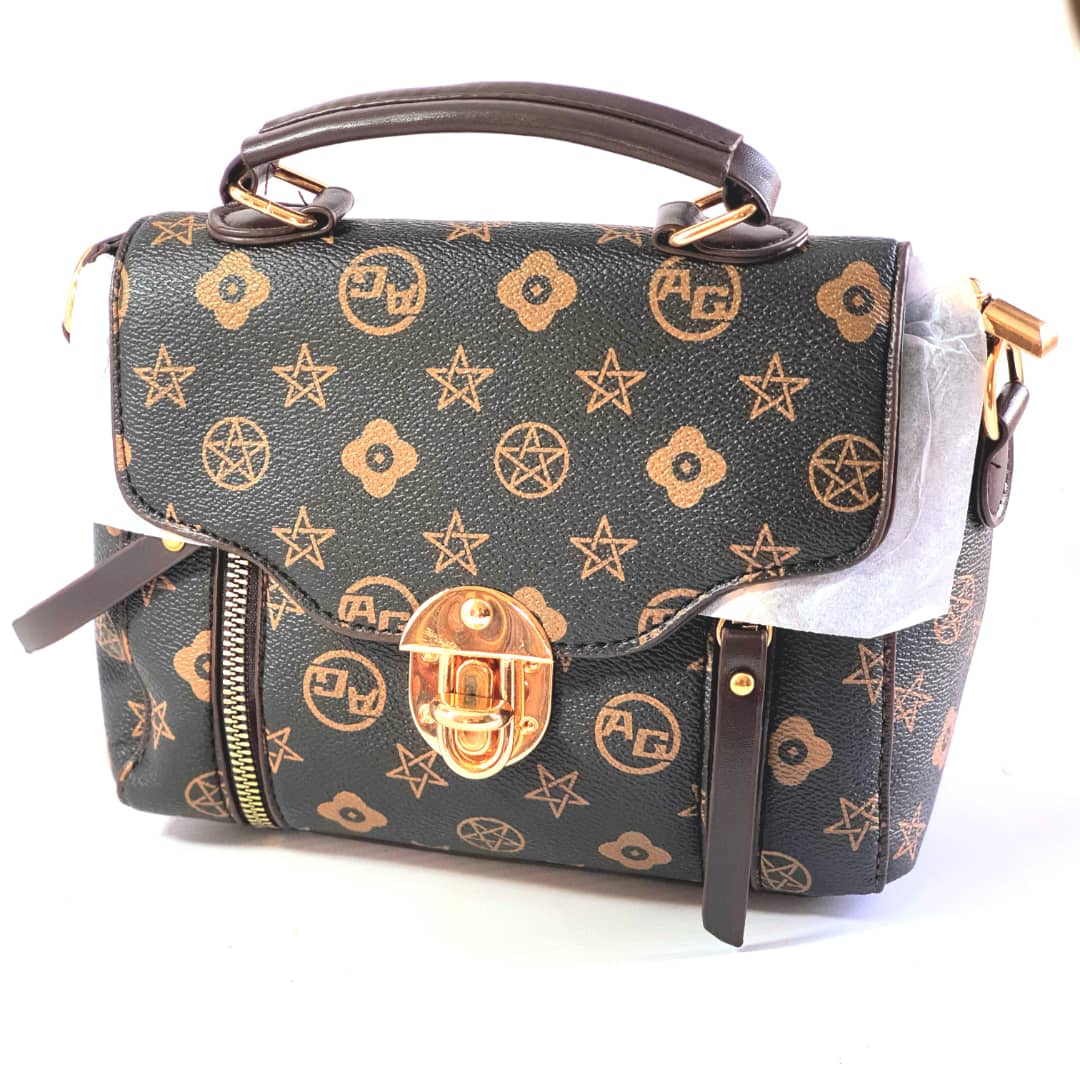 Sac à main à motifs luxe noir et doré avec fermeture métallique brillante