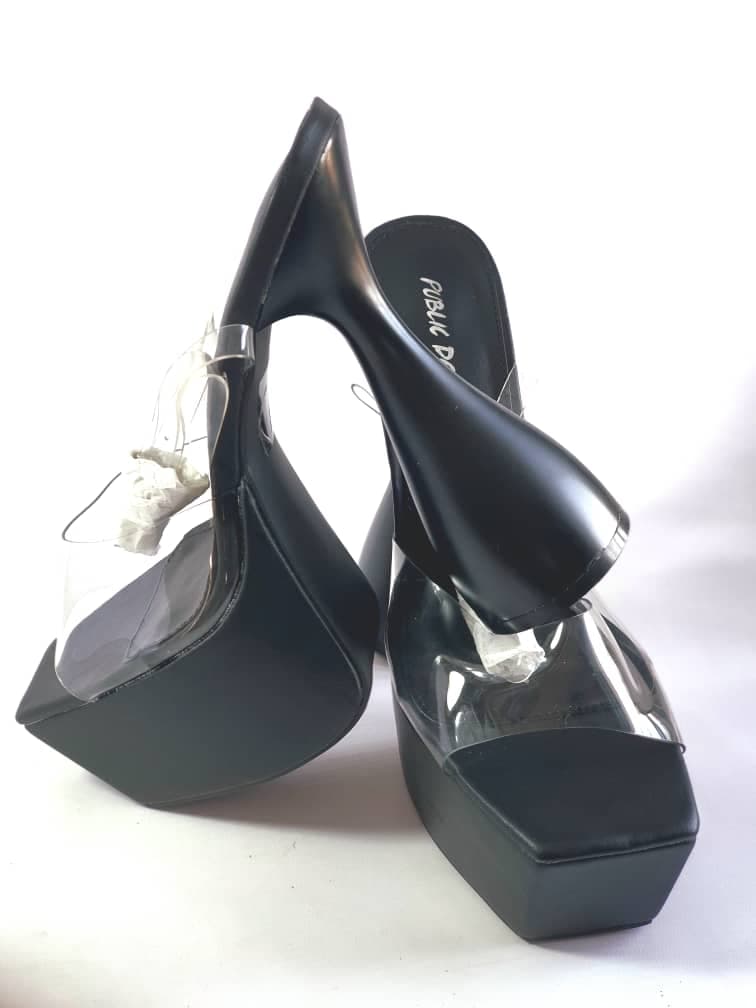 Sandales noires à talons hauts transparents