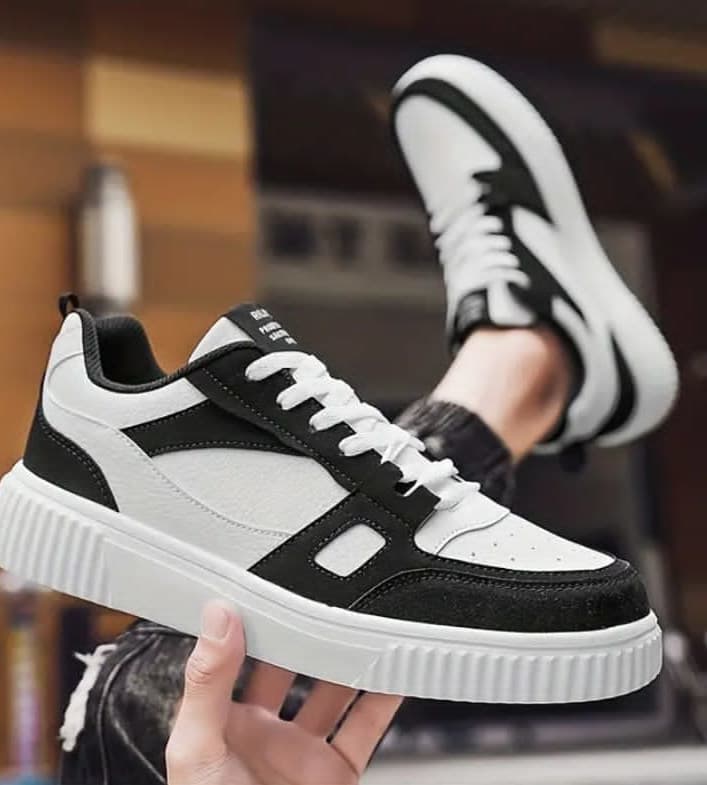 Sneakers noires blanches a semelle epaisse style urbain