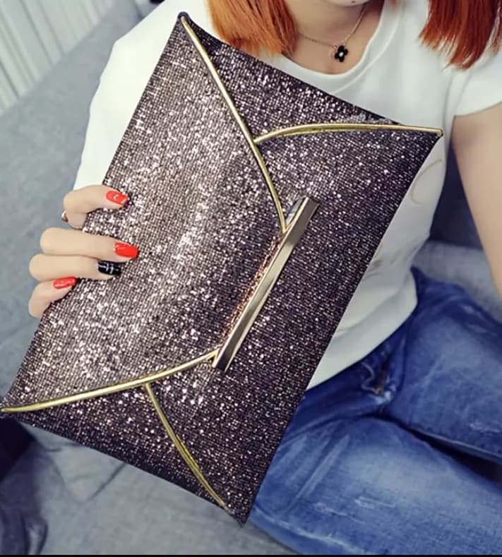 Pochette de soirée dorée à paillettes