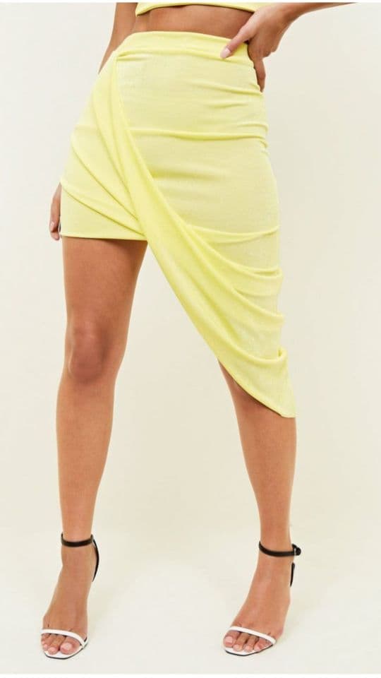 Jupe drapée jaune asymétrique courte